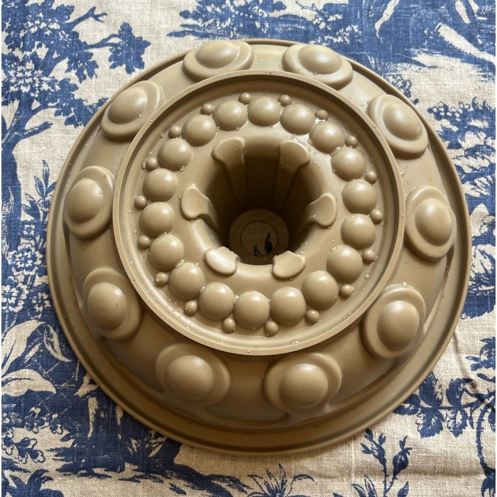 Pampered Chef silicone Bundt cake pan